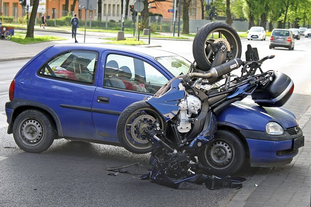 nehoda motorky a osobnÃ­ho automobilu