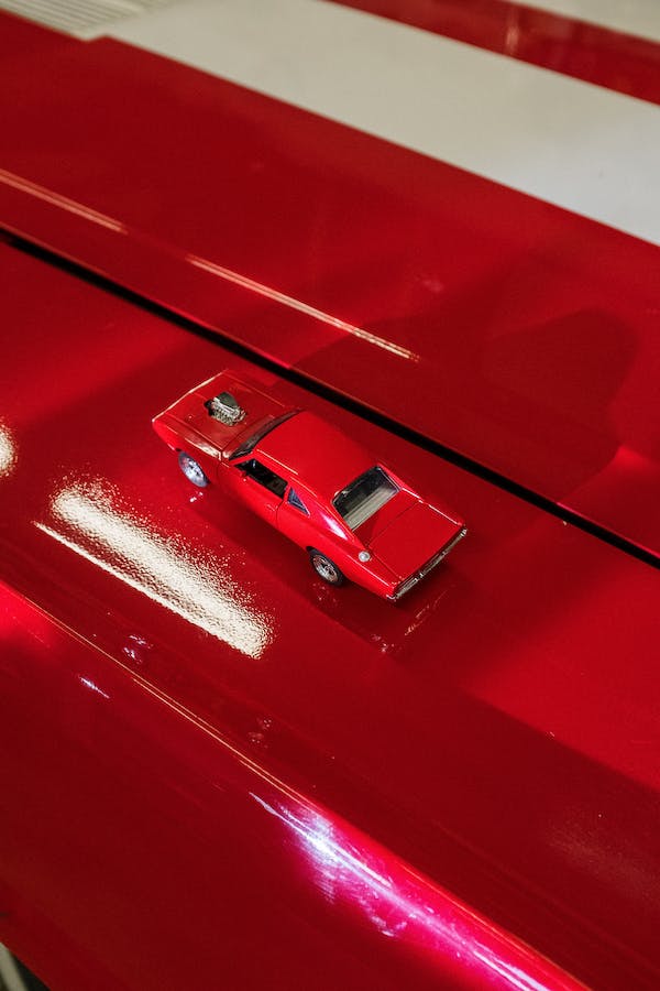 Červený model auta 